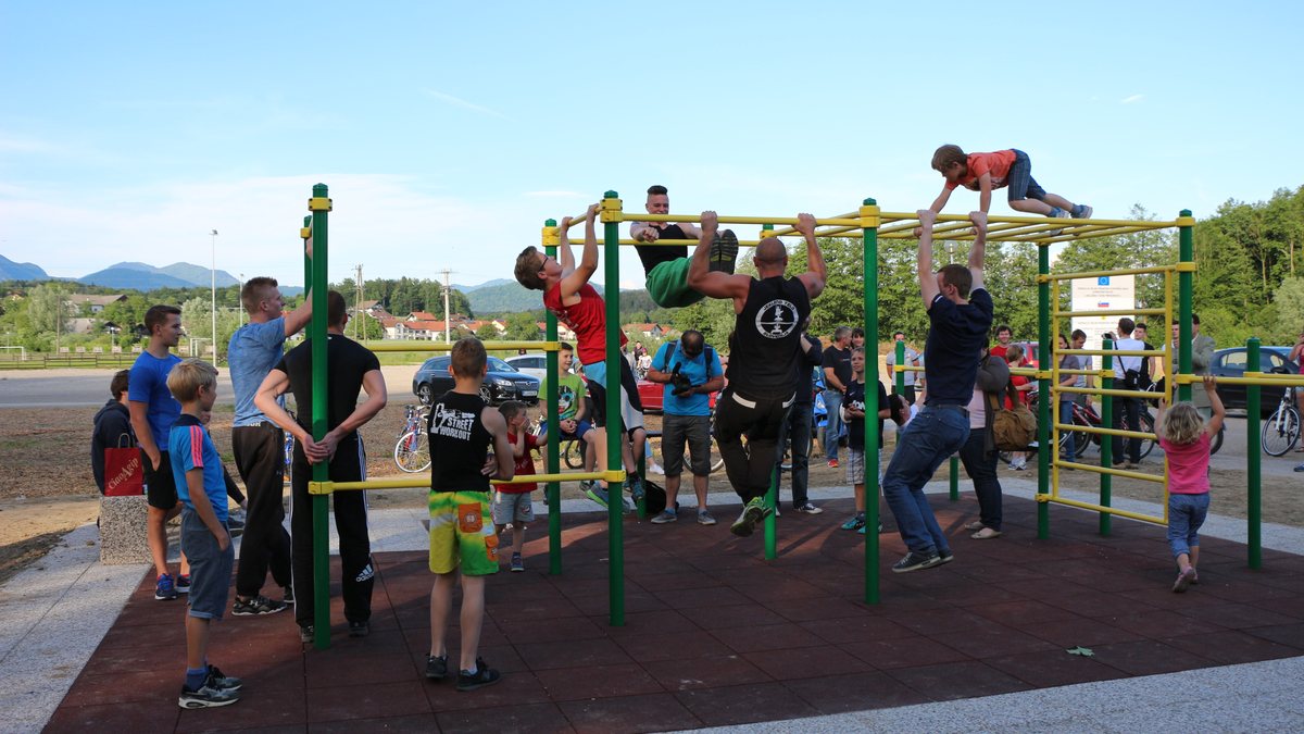 Тренировка на площадке для street workout